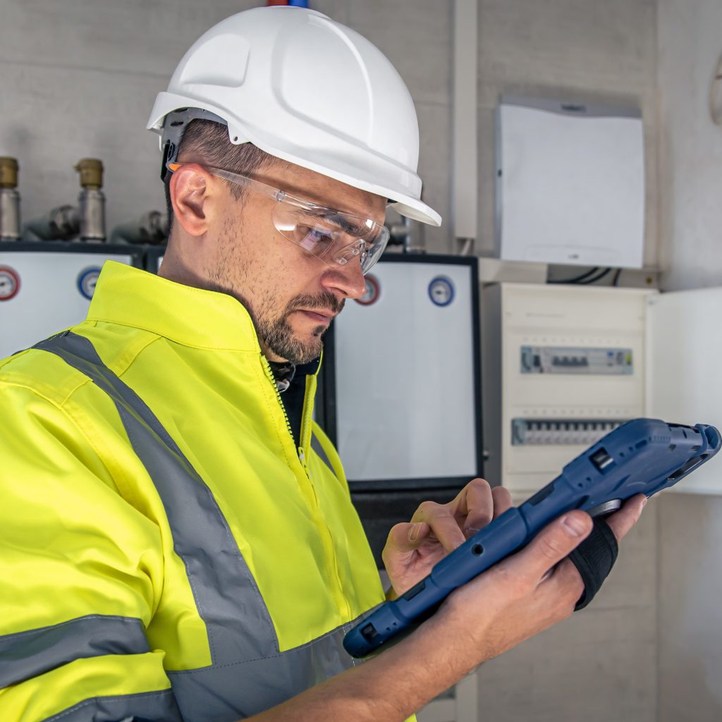 Ce que nous faisons l homme un technicien electricien travaillant dans un standard avec des fusibles utilise une tablette